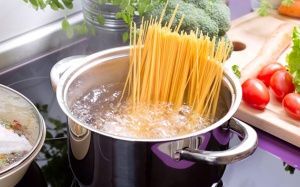 Luộc mì Ý đúng cách để sợi mì không dính vào nhau