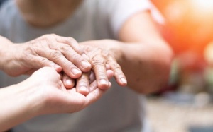 Bị run tay chân sau tai biến là do đâu?