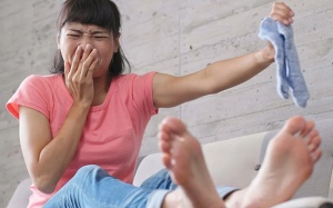 Phải làm gì để hết mùi hôi chân?