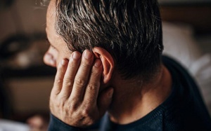 Lỗ tai lùng bùng là do đâu? 