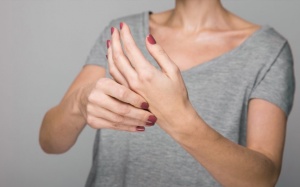 Run tay do thói quen, lối sống không lành mạnh có chữa được không?