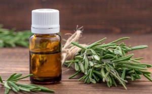 Sử dụng dầu hương thảo giúp tóc chắc khỏe và suôn mượt