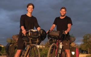 Cặp đôi đạp xe 15.000km từ Phần Lan tới Singapore