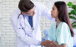 Đau bụng: Khi nào bạn cần gặp bác sỹ?