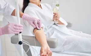 Lạm dụng truyền vitamin tĩnh mạch và hệ lụy khôn lường