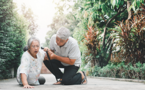 Té ngã ở người cao tuổi: Nguyên nhân và cách phòng ngừa