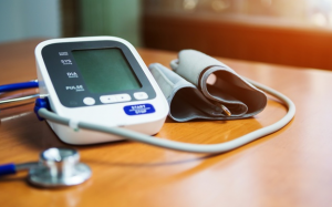 Nắng nóng, kiểm soát tăng huyết áp thế nào?