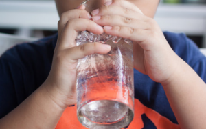 Trẻ uống nước đá có hại không?
