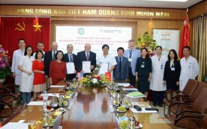 Bệnh viện Bạch Mai ký kết hợp tác với Tổ chức REI và Viện Tai Hough của Mỹ 