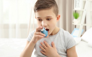 Kiểm soát hen phế quản cho trẻ khi thời tiết thay đổi thất thường