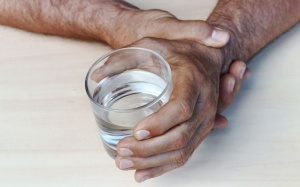 Run tay mỗi khi ăn cơm, cầm cốc nước là bị làm sao?