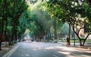 Bắc Bộ hửng nắng nhẹ, Nam Bộ mưa dông chiều tối