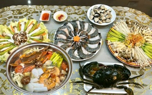 Lẩu nấm hải sản nấu nước dừa tươi