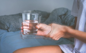 Triệu chứng run tái phát và nặng lên có cần đi khám lại không?