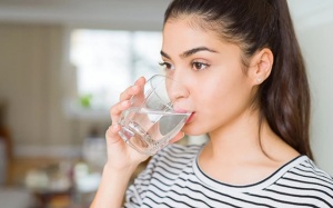 Hơi thở hôi do lười uống nước phải làm sao?