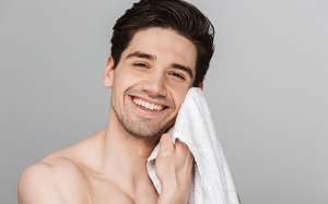 Mẹo chăm sóc da mùa Hè giúp nam giới sạch mụn