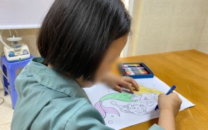 Bé gái 8 tuổi bị đột quỵ sau khi tắm