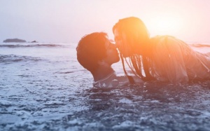 Làm 'chuyện ấy' dưới nước, hại thế nào?