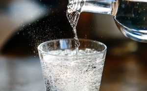 Lưu ý khi dùng nước khoáng giải khát trong mùa Hè