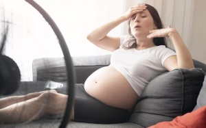 Tại sao bà bầu hay thấy nóng hơn người bình thường?