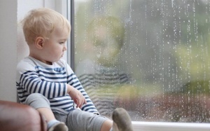 Mưa nắng thất thường, cần làm gì để bảo vệ sức khỏe trẻ?