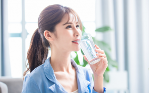 Uống nước đun sôi để nguội lâu ngày gây ung thư?