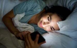 Tại sao dùng mạng xã hội khiến bạn ngủ muộn?