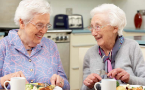 Lưu ý giúp người cao tuổi khỏe mạnh khi nắng nóng