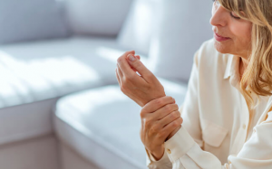 6 cách giúp phụ nữ cải thiện mật độ xương sau mãn kinh