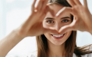 5 thói quen có hại với 'cửa sổ tâm hồn'