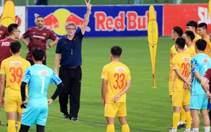 HLV Troussier và cách lựa chọn đội hình đá giao hữu khác thường