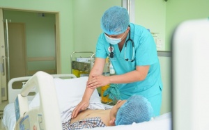 Chạy bộ giữa trời nắng nóng, nam thanh niên Hà Nội hôn mê do sốc nhiệt