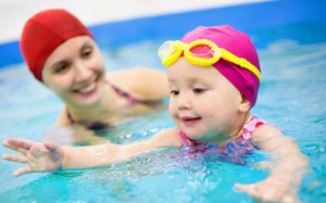 Mùa Hè cẩn trọng viêm tai giữa khi cho trẻ đi bơi