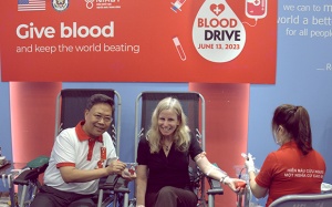 Đại biện lâm thời Mỹ tại Việt Nam tham gia hiến máu tình nguyện