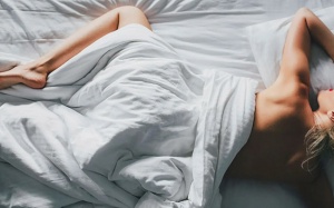Chuyên gia khuyên bạn không nên ngủ khỏa thân trong mùa nắng nóng