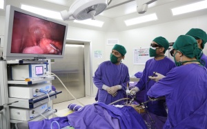 Ăn cháo thì nghẹn, uống nước cũng nôn, người phụ nữ sụt 15kg trong 2 tháng