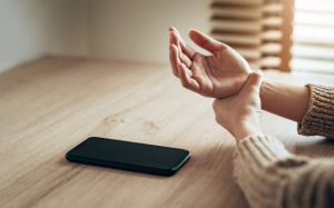 Ngón tay cái bị run giật khi dùng điện thoại có nguy hiểm không?