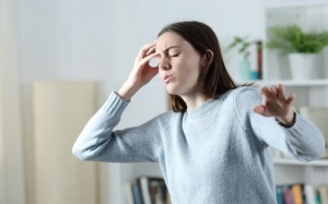 Dùng thuốc Trivastal, Madopar điều trị Parkinson bị chóng mặt phải xử lý như thế nào?