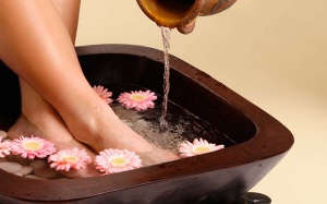 Khử mùi hôi chân với nước trà đen