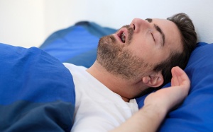 Nguyên nhân nào khiến bạn thở bằng miệng khi ngủ?