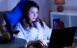 Cách giúp bạn thức đêm và tránh buồn ngủ 