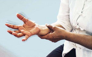 Bị run tay, run đầu do teo bán cầu tiểu não điều trị thế nào?