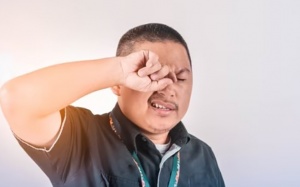 Hay bị tiết dịch mắt phải làm sao?