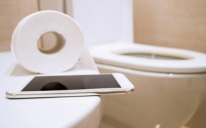Dùng điện thoại khi đi vệ sinh: Tác hại nguy hiểm tới sức khỏe