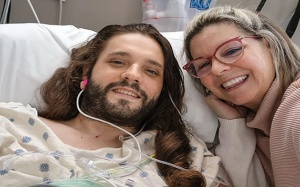 Người đàn ông bị cắt cụt tay chân do vết cắn của bọ chét