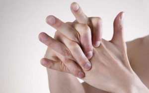 Tác hại của thói quen bẻ khớp ngón tay