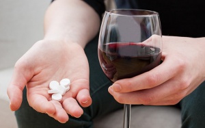 Vì sao không nên uống rượu khi đang dùng kháng sinh?