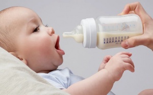 Bình sữa cho bé: Nên chọn bình nhựa hay thủy tinh?