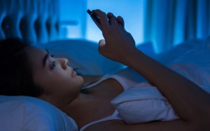 Tác động tiêu cực của ánh sáng xanh với giấc ngủ