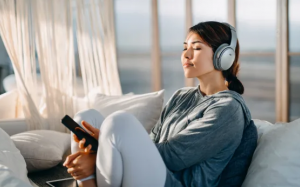 6 lợi ích sức khỏe tinh thần của sách nói